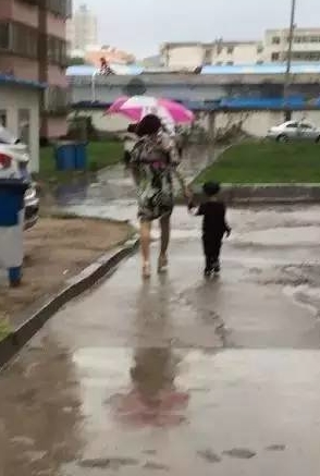 奶奶给孙子打伞抖音视频,奶奶给孙子打伞的视频