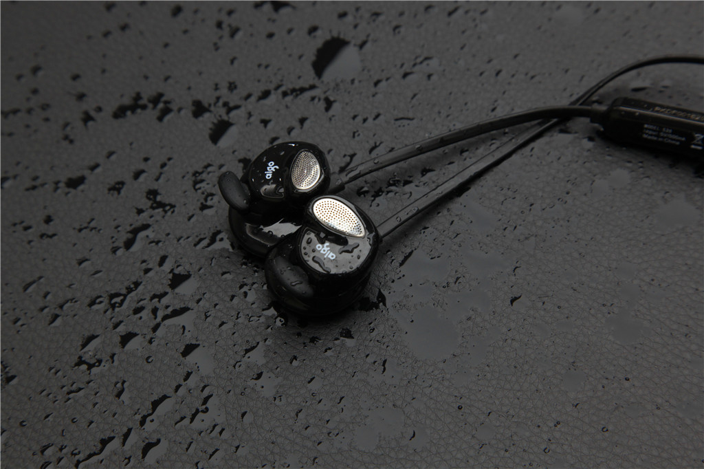 有线耳机唯一的好处是不怕没电,磁吸式耳机更换电池