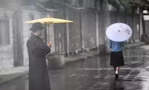 送完女生礼物后要不要问喜不喜欢,送ysl和什么可以哄女朋友