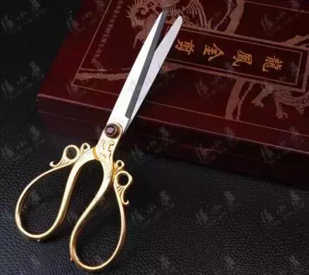 送完女生礼物后要不要问喜不喜欢,送ysl和什么可以哄女朋友