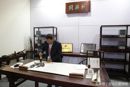 他把亚马逊河上的5000只塑料瓶变成艺术品！