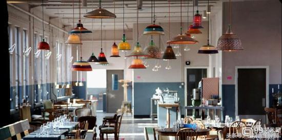 他把亚马逊河上的5000只塑料瓶变成艺术品！