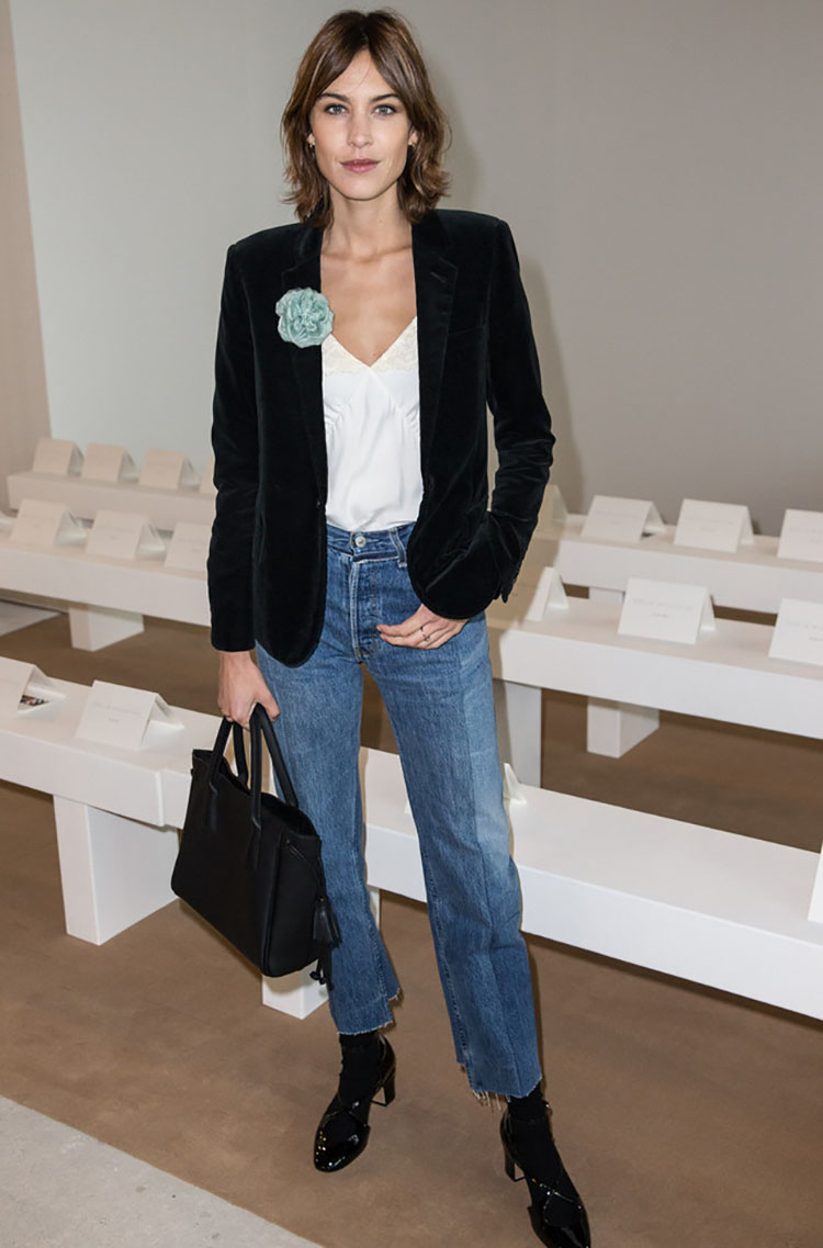 关晓彤总算不穿秋裤现身了,关晓彤穿黑色保暖衣