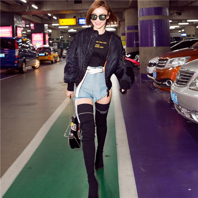 关晓彤总算不穿秋裤现身了,关晓彤穿黑色保暖衣