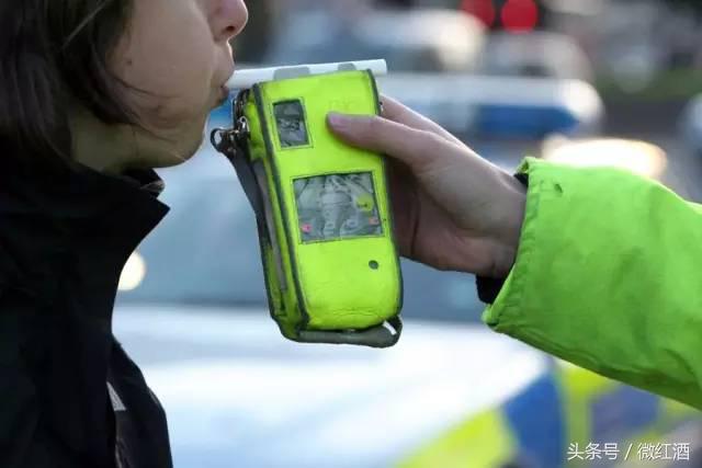 喝葡萄酒为什么要吐酒,葡萄酒倒酒的正确方式