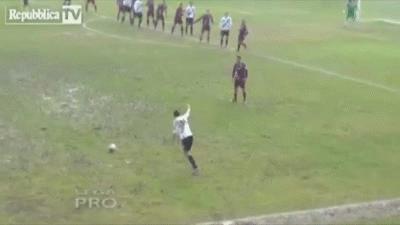 足球场上的尴尬失误瞬间,疯狂的足球2019世界足坛搞笑瞬间