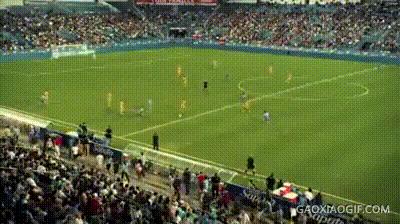 足球场上的尴尬失误瞬间,疯狂的足球2019世界足坛搞笑瞬间