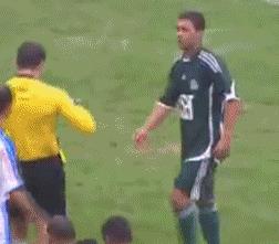 足球场上的尴尬失误瞬间,疯狂的足球2019世界足坛搞笑瞬间