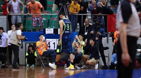 易建联换鞋事件后能穿耐克吗,易建联怒脱球鞋被裁判禁止出场