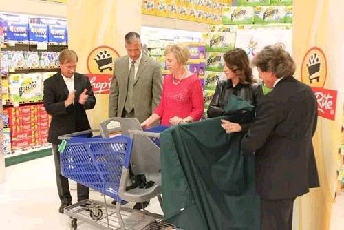 家庭主妇爆改购物车，百万人因此受益，沃尔玛总裁为他点赞，感动全美！