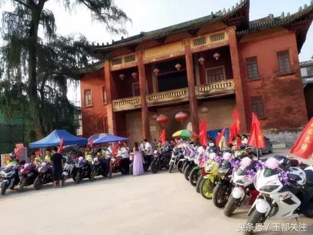 茂名信宜昨天举办了一场浪漫潮流的摩托机车婚礼