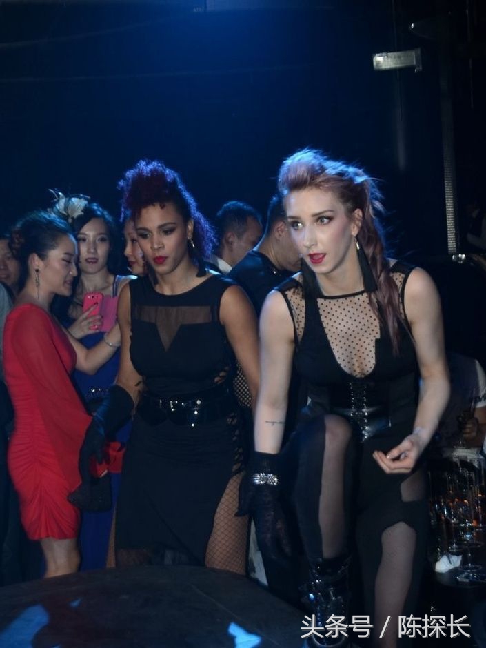 深圳灯红酒绿的酒吧街，年轻的美女搂着外国男友在这里消费青春！
