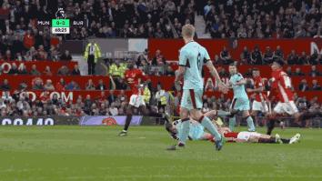 曼联三次离谱传中,曼联神奇换人3分钟破门