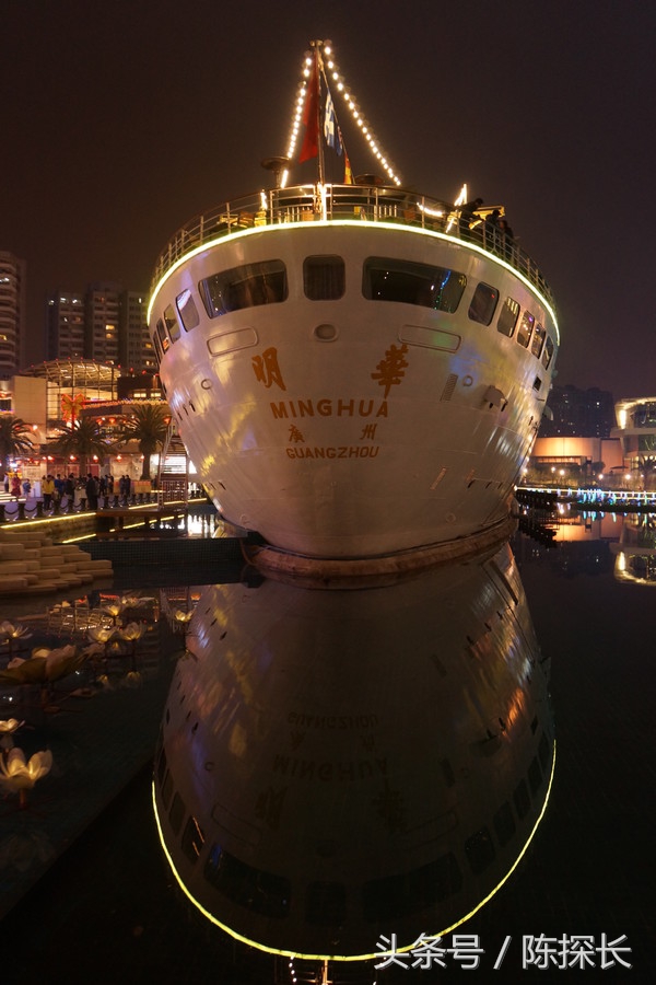 深圳灯红酒绿的酒吧街，年轻的美女搂着外国男友在这里消费青春！