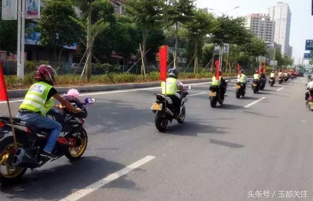 茂名信宜昨天举办了一场浪漫潮流的摩托机车婚礼