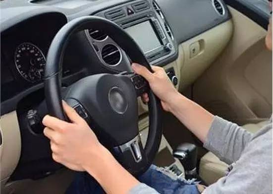 坡上倒车怎么挂挡最合适,摩托车新手上坡一般挂几挡