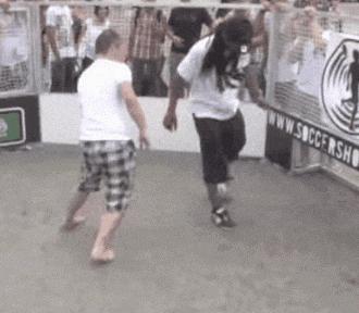 足球场上的尴尬失误瞬间,疯狂的足球2019世界足坛搞笑瞬间