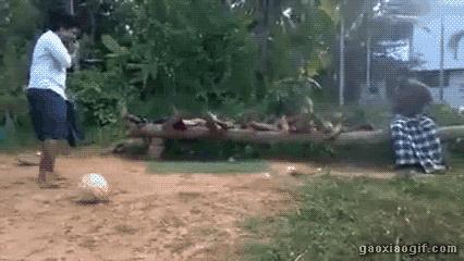 足球场上的尴尬失误瞬间,疯狂的足球2019世界足坛搞笑瞬间