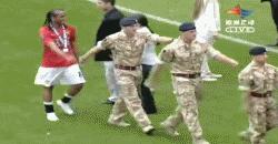 足球场上的尴尬失误瞬间,疯狂的足球2019世界足坛搞笑瞬间