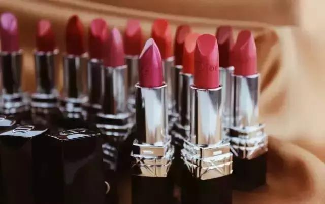 用一支口红就能搞定的妹子，直男为什么要买包？