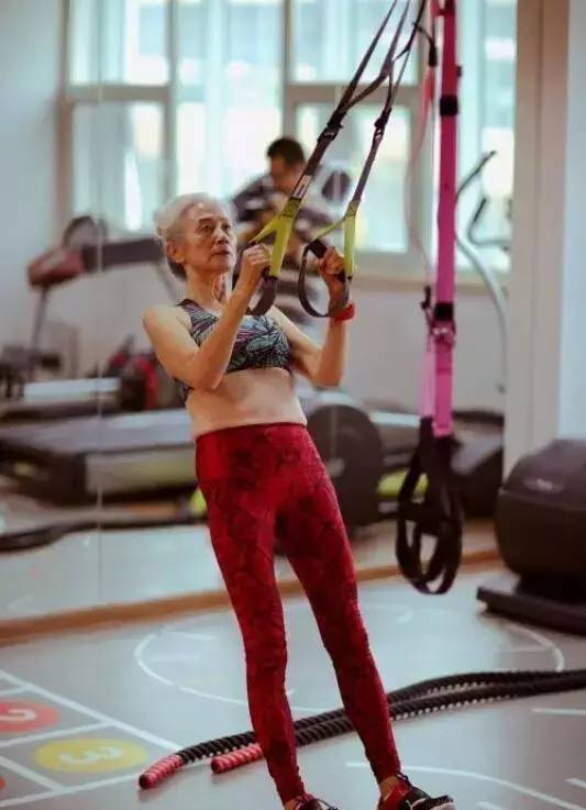 78岁天津老奶奶坚持健身,73岁天津白发奶奶坚持健身13年