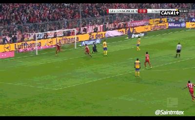 摩托撞飞后站起来,摩托撞到汽车逃跑了