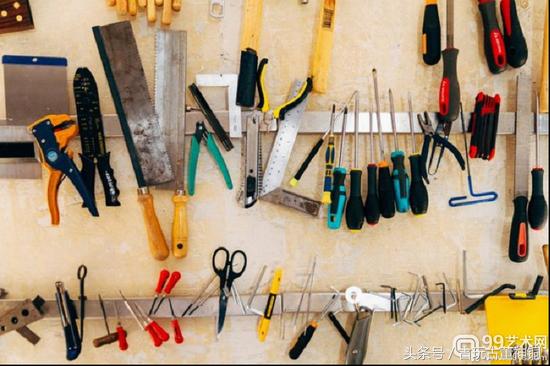 他把亚马逊河上的5000只塑料瓶变成艺术品！