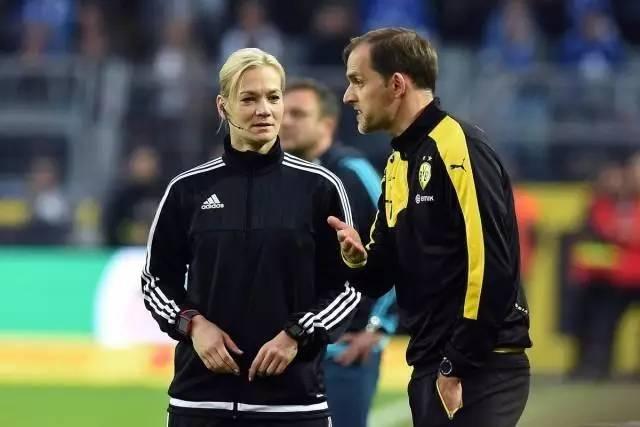 有点像屌丝女士，同意的赞起