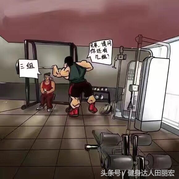 在健身房坐在器械上,健身房在器械上玩手机