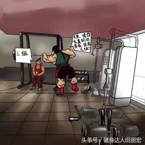 在健身房坐在器械上,健身房在器械上玩手机