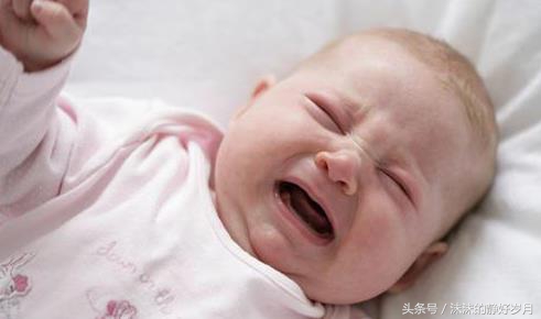 宝宝第一次掉床事件,宝宝掉床后受到惊吓怎么解决