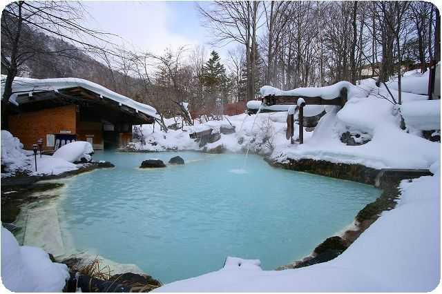 天冷了现在正是泡温泉的最佳时刻,天气逐渐变冷来泡澡