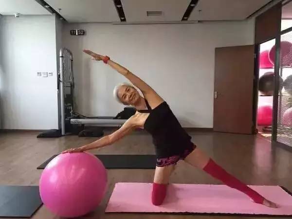 78岁天津老奶奶坚持健身,73岁天津白发奶奶坚持健身13年