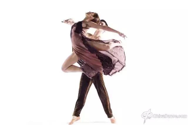 拉丁舞各个舞种匹配的服装,拉丁舞基本步该穿什么样的衣服