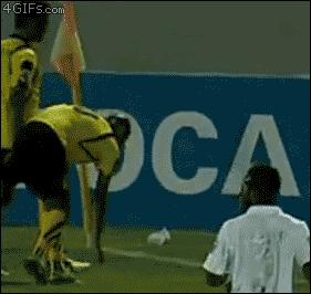 足球场上的尴尬失误瞬间,疯狂的足球2019世界足坛搞笑瞬间