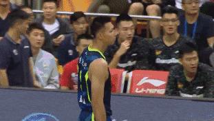 易建联脱鞋事件对李宁影响,易建联李宁上脚