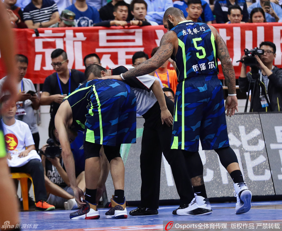 易建联脱鞋事件对李宁影响,易建联李宁上脚