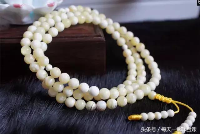 比鸡油黄好的蜜蜡,蜜蜡里面有棉絮值钱吗