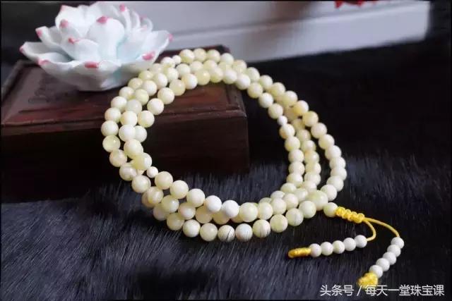 比鸡油黄好的蜜蜡,蜜蜡里面有棉絮值钱吗