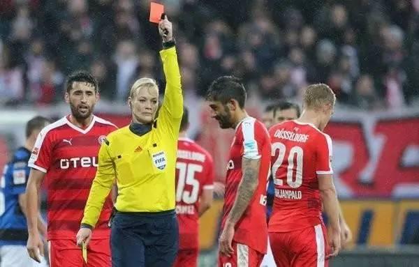 有点像屌丝女士，同意的赞起