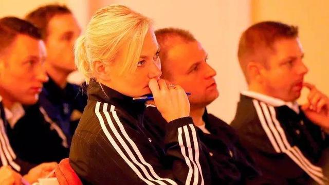 有点像屌丝女士，同意的赞起