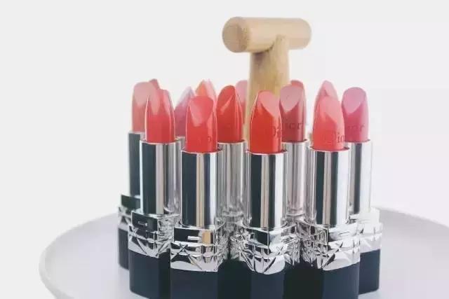 用一支口红就能搞定的妹子，直男为什么要买包？