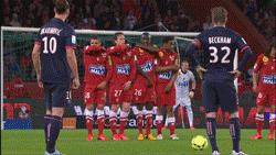 门将失误伊布头球破门,像伊布一样踢球