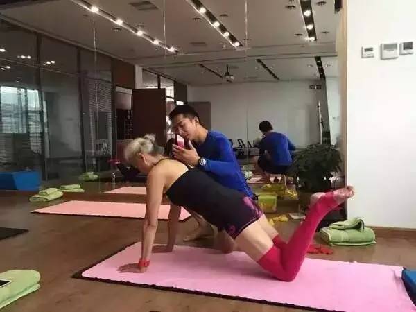 78岁天津老奶奶坚持健身,73岁天津白发奶奶坚持健身13年