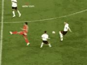 摩托撞飞后站起来,摩托撞到汽车逃跑了