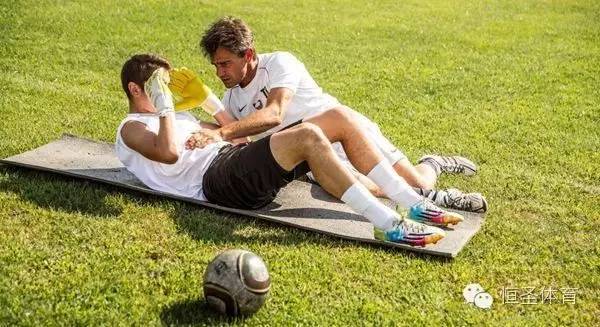 足球教练应具备的素质,优秀足球教练必须要懂的8个聪颖