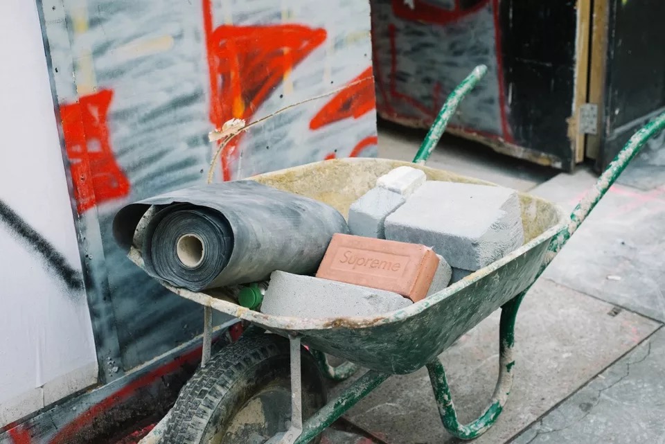 一块700多砖头一个上千的苹果，SUPREME颠覆你的价值观