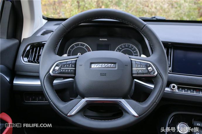 城市中的帅小伙试驾哈弗H2s红标版