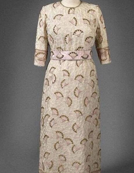 英国女王的高级礼服,英国女王的着装风格