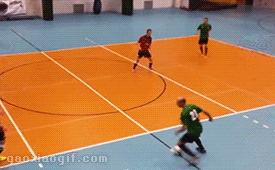 足球场上的尴尬失误瞬间,疯狂的足球2019世界足坛搞笑瞬间